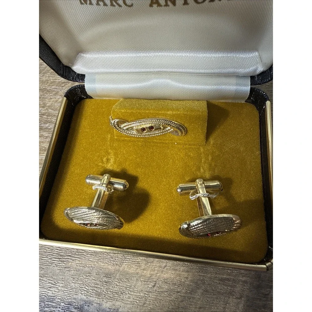 Marc‎ Antony Gold Tone Cufflinks & Tie Bar W/Red Gemstones Twisted Rope Design
